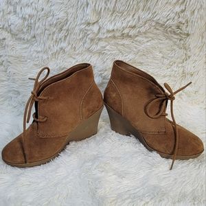 Womens Merona suede wedge shoes size 6
